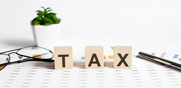 Concepto Palabra Tax Escrito Bloques Madera Cubos Una Mesa Ligera — Foto de Stock
