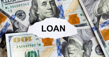 Yırtık kağıt üzerinde finans metni kredisiyle ABD doları
