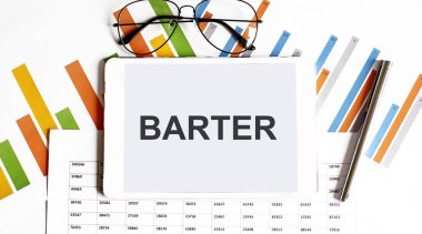 Çalışma grafikleri, gözlükler, kalemler üzerine metin BARTER tableti