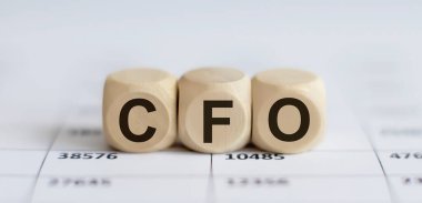Grafik arkaplanındaki tahta küp bloklarda CFO metni