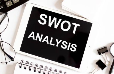 SWOT ANALYSIS İş Konsepti ofis araçlarıyla beyaz arkaplan