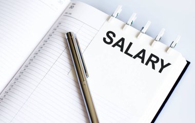 Kalemle kısa nota dokusu arkaplanına SALARY yaz. İş konsepti