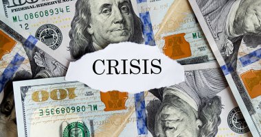 CRISISon 'ın yırtık kağıt parçasıyla birlikte Amerikan Doları. İş konsepti