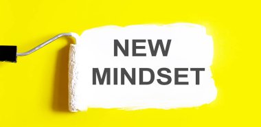 Yeni Düşünce. Sarı arka planda beyaz fırçalı açık bir boya kutusu. Üst Manzara. Tamir konsepti.