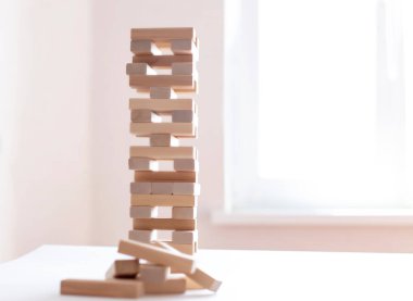 Beyaz arka planda izole edilmiş tahta bloklar, takım çalışması için bir iş planı olarak strateji oyunu