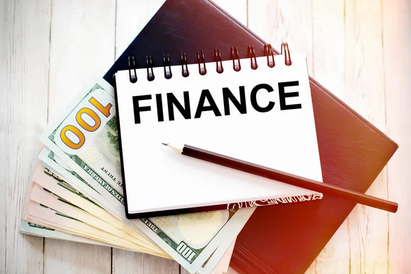 紙幣と鉛筆でノートに書かれた金融テキスト 金融の概念 — ストック写真