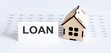 Grafik arkaplanında boş ve metin kredisiyle ev ahşap modelinin kapanışı.