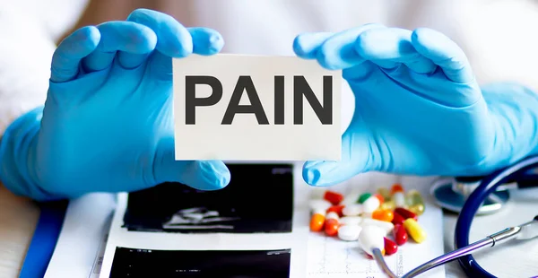 Pain 이라는 글자가 약장에 있습니다 청진기와 의학적 — 스톡 사진