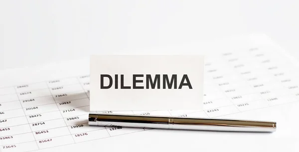 Texto Dilemma Pegatinas Pluma Fondo Los Documentos Contabilidad Financiera Concepto — Foto de Stock