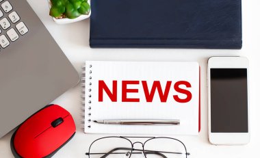 Ofis araçları ile beyaz arka planda metin NEWS dizüstü, kalem ve not defteri