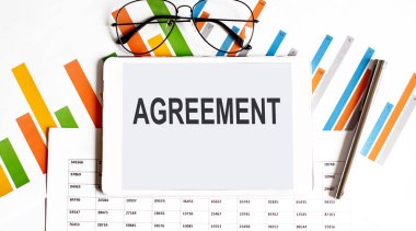 Kalem ve gözlüklü tablet çizelgede.