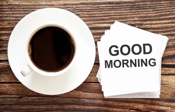 Kelime yazma metni. Günaydın. Acil Hareketler için iş konsepti. Üzerinde beyaz etiketler ve kahve kapağı olan bir metin.