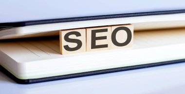 SEO - tahta bloklar, arama motoru optimizasyonu Not defterinde SEO konsepti