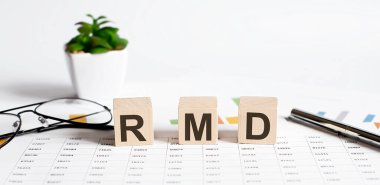 RMD sözleriyle ahşap blok çizelge, kalem ve gözlüklerle minimum dağıtım gerektirir