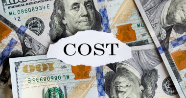 Yırtık kağıda yazılmış finans metni olan Amerikan doları. İş konsepti
