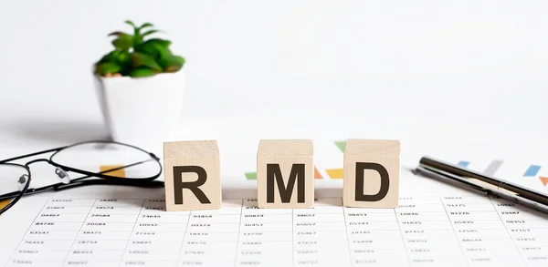 RMD sözleriyle ahşap blok çizelge, kalem ve gözlüklerle minimum dağıtım gerektirir