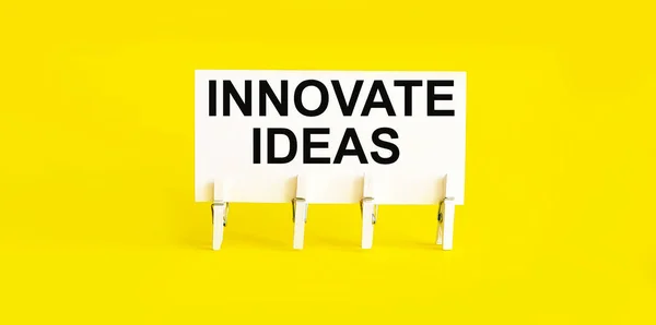 Innovate Ideas Skriven Vit Klibbig Ton Gul Bakgrund — Stockfoto