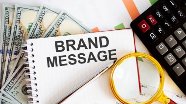 Kelime mesajlaşması mesajı. Çizelge, dolar ve ofis araçlarıyla iş kavramı