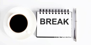 İş gezisi. Beyaz arkaplanlı ve kahveli Spiral defter