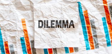 Beyaz not üzerindeki diLEMMA sözcük metni çizelge arkaplanındaki etiketi tırmaladı