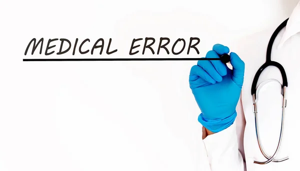 Doctor Escribiendo Texto Error Médico Concepto Médico Sobre Fondo Blanco — Foto de Stock