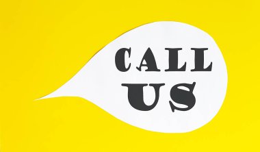 Sarı arka planda izole edilmiş konuşma baloncuğu. İş konsepti