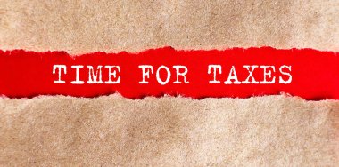 Vergi zamanı yırtık kağıtların altında yazılı metinler. İş dünyası