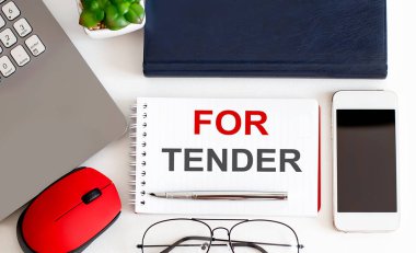 Dolmakalem, dekoratif bitki, klavye ve ahşap arka planda not defteri olan TENDER metni için. İş konsepti