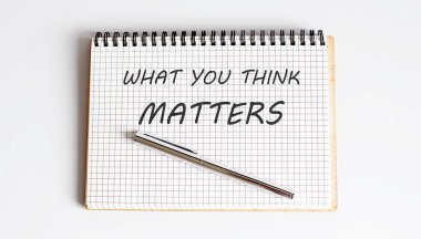 Not defterine kalemle ne yazdığını düşünüyorsun?