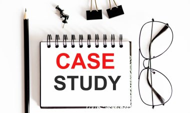 Üzerinde yazı olan not: Dava Çalışması ve ofis malzemeleri, iş konsepti