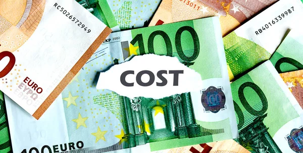 Concentreer Het Woord Cost Gescheurd Wit Papier Met Euros Valuta — Stockfoto
