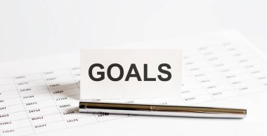 Etiketlere metin hedefleri, belgelerin arka planına kalem. Mali muhasebe, muhasebe kavramı. Üst görünüm.