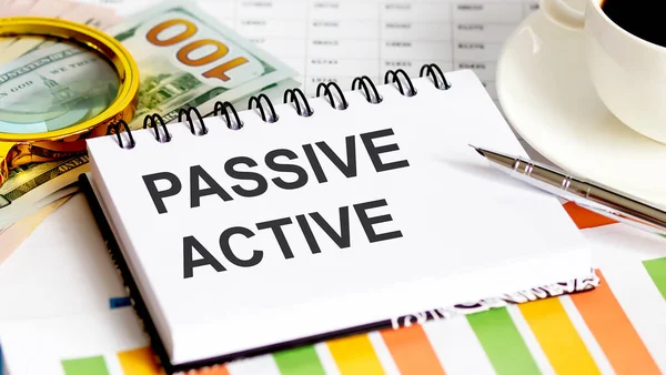 Geçerli Etkin Metin. Üst görünüm ofis tablosu, pazarlama planı için iş grafiği programı kitap, kalem, kahve, ataç, büyüteç ve dolara sahip