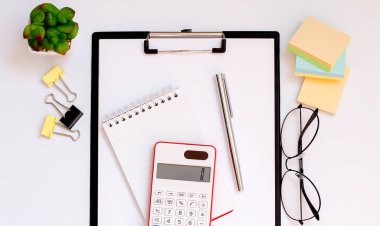 Düzenli ofis araçları ve elektronik aygıtlarla üst görünüm beyaz masaüstü.
