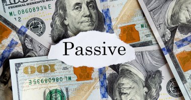 Yırtık kağıt üzerinde PASSIVE finans metni ile ABD doları