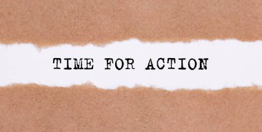 Beyaz arkaplanda yırtık kağıt altında yazılan eylem zamanı