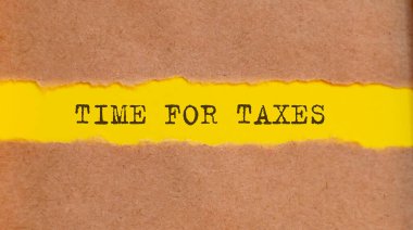 Yırtık kağıdın altına yazılmış vergi mesajı zamanı. İş, teknoloji, internet kavramı.