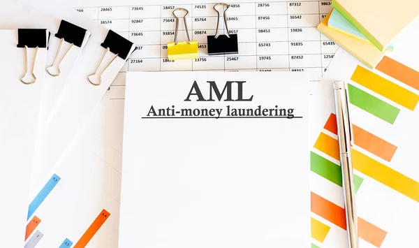 Χαρτί Καταπολέμηση Του Ξεπλύματος Χρήματος Aml Ένα Τραπέζι Διαγράμματα — Φωτογραφία Αρχείου