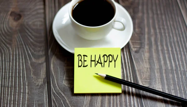 Mutlu Olsun Ahşap Arka Planda Kahve Yazılı Sarı Etiketler — Stok fotoğraf