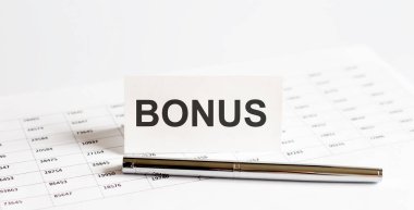 Çıkartmalar için BONUS 'a mesaj at, belgelerin arka planında kalem olsun. Mali muhasebe, muhasebe kavramı.