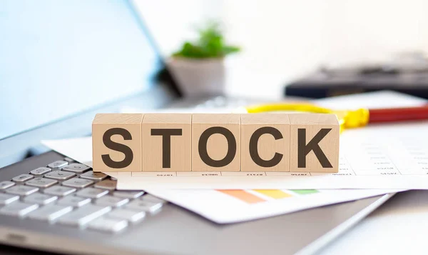 Stock Cubos Madera Con Letras Teclado Portátil Con Gráficos Lupa —  Fotos de Stock