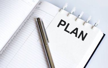 Kalemle kısa not dokusu arkaplanı üzerine metin PLAN