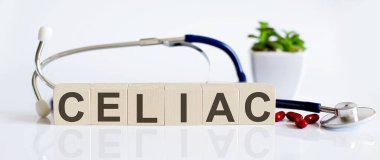 CELIAC kelimesi tahta küpler, setoskop ve piil üzerine yazılmıştır. Tıbbi konsept