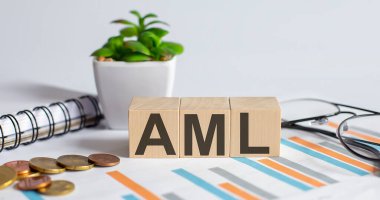 Çizelge, bozukluk, not defteri ve gözlüklerle ahşap blok kavramı üzerine AML kelimesi. İş kavramı