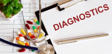 Medicaments, stetoskop arka planlı DIAGNOSTICS metni