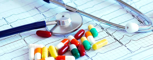 Sztetoszkóp Tablettákkal Kardiogram Hátán Gyógyszer — Stock Fotó