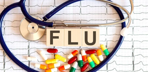 청진기가 새겨진 Flu 블록과 알약이 — 스톡 사진