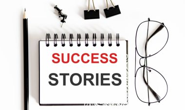 Yazılı not: SUCCESS STORIESand ofis malzemeleri, iş konsepti