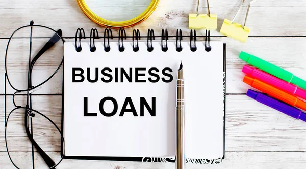 İş kredisi metni. Üst görünüm ofis masası, pazarlama planı için iş grafik programı. Kitap, kalem, sade kahve, ataç, büyüteç, dolar.