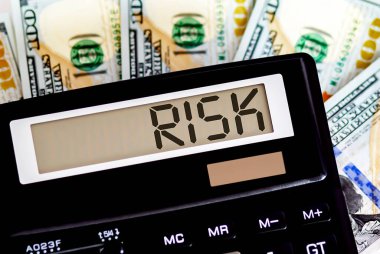 RISKon dolarlarıyla hesap makinesi. İş, finans kavramsal.